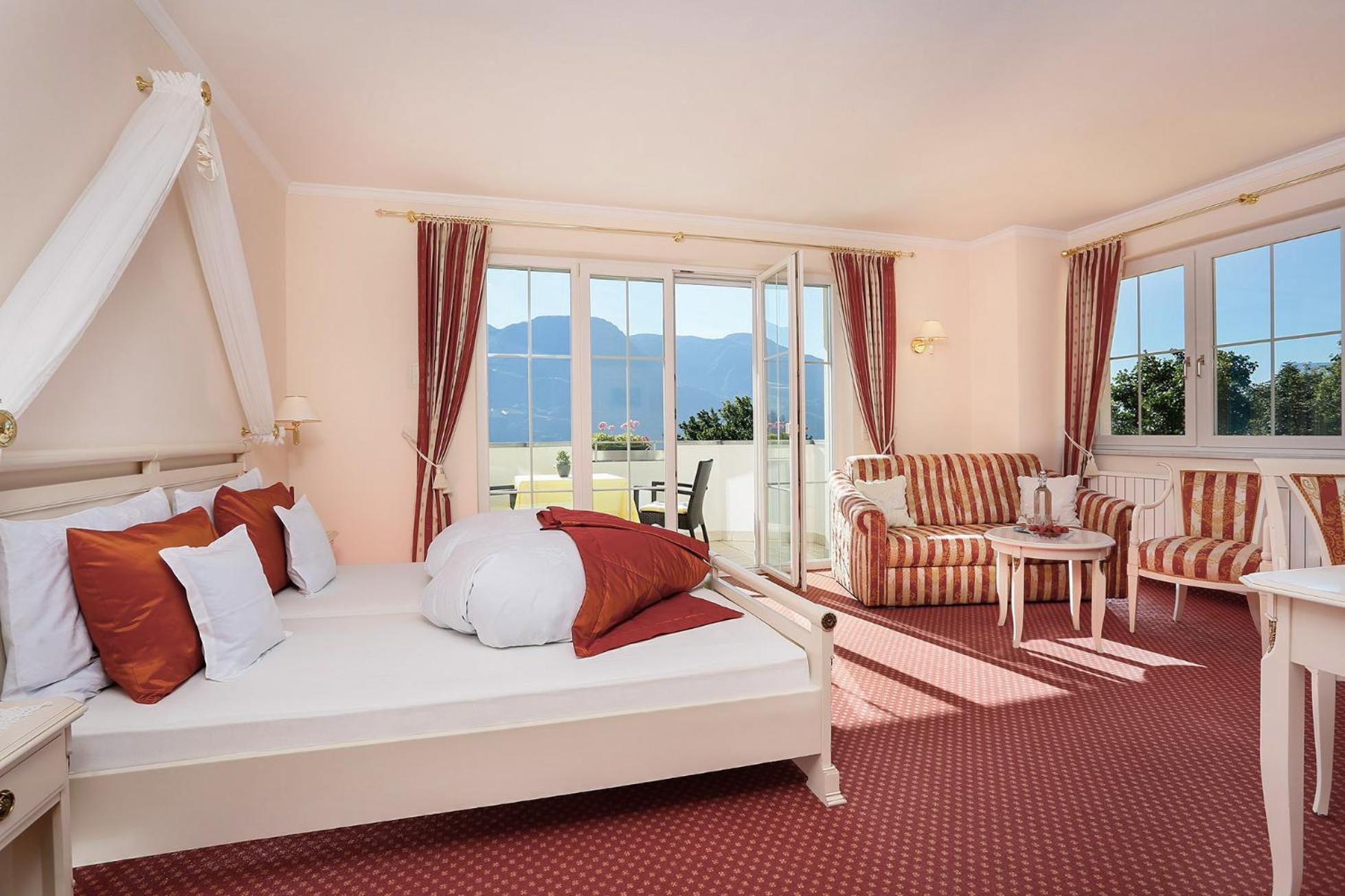 Kristall Hotel 4*